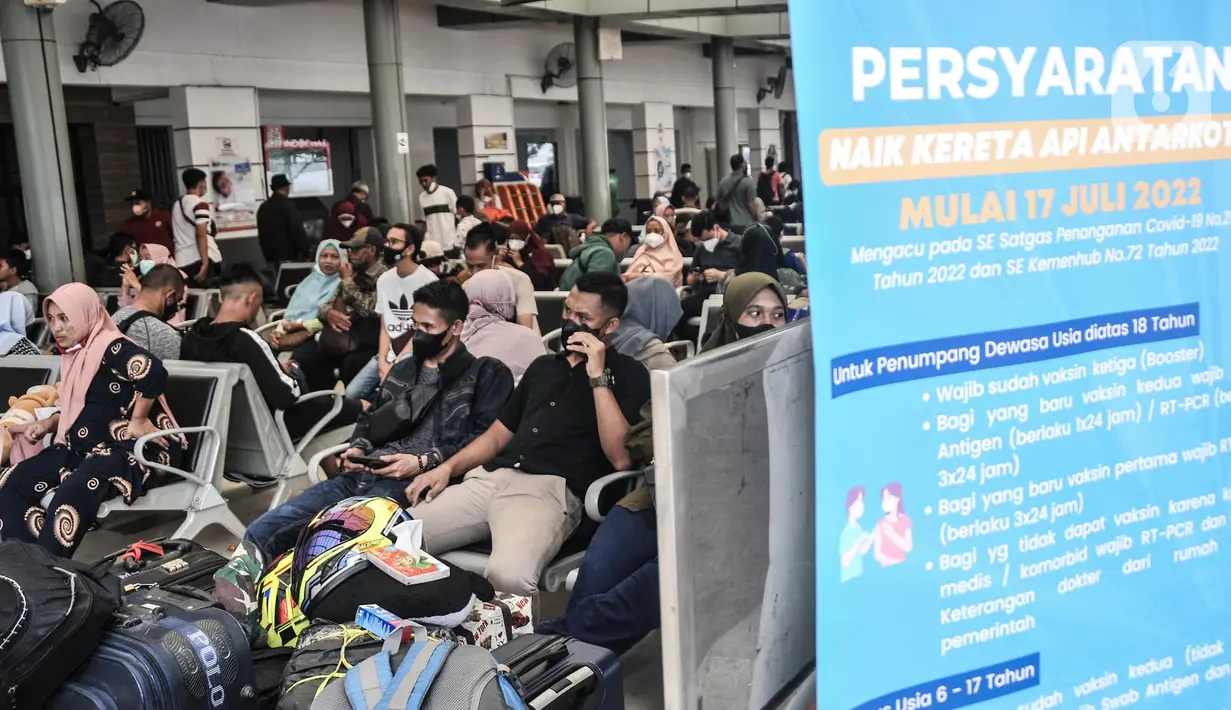 Suasana calon penumpang kereta api jarak jauh di Stasiun Pasar Senen, Jakarta Pusat, Minggu (17/7/2022).  Selain itu PT KAI juga menyediakan layanan vaksinasi dosis ketiga atau booster secara gratis di stasiun keberangkatan. (merdeka.com/Iqbal S Nugroho)