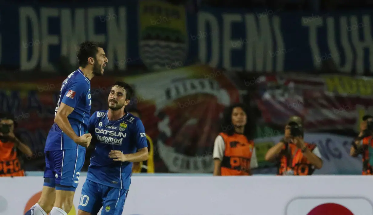 Pemain Persib Bandung Vujovic merayakan golnya ke gawang Bali United pada laga Torabika Soccer Championship 2016 di Stadion Si Jalak Harupat, Soreang, Bandung, Sabtu (14/5/2016). (Bola.com/Nicklas Hanoatubun)
