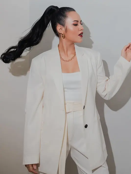 Bahkan, di penampilan terbarunya, wanita kelahiran 6 Juni 1990 ini memadukan busana putihnya dengan makeup lebih tebal dan lipstik berwarna merah. Penampilan Raisa ini pun sukses membuat netizen berdecak kagum. (Liputan6.com/IG/@raisa6690)
