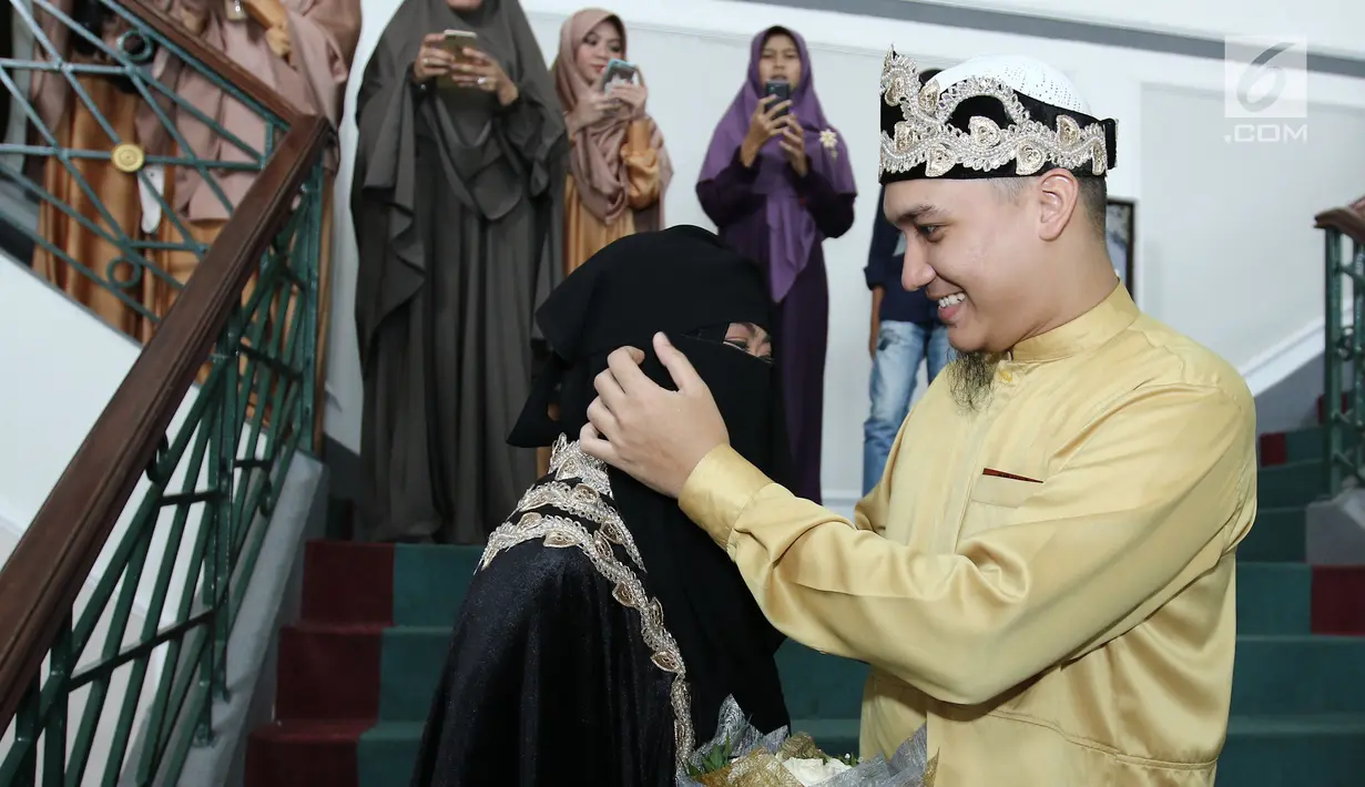 Pesinetron Egi John bersama istri, Kamilia Yasmin usai malangsungkan pernikahan di kawasan Cinere, Jakarta, Sabtu (1/7). Hubungan Egi dengan Mia sendiri terjadi melalui proses taaruf selama tiga bulan belakangan ini. (Liputan6.com/Herman Zakharia)