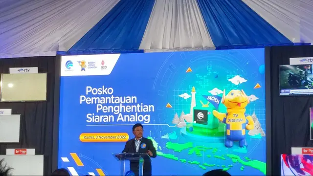Menkominfo Johnny G. Plate dalam acara hitung mundur Analog Switch Off (ASO) atau penghentian siaran TV analog di Kantor Kementerian Kominfo, Jakarta, Kamis (3/11/2022) dini hari. Liputan6.com/Giovani Gio Prasasti
