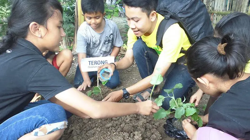 Mahasiswa USBI Ajak Anak-Anak Sukapura Berkebun