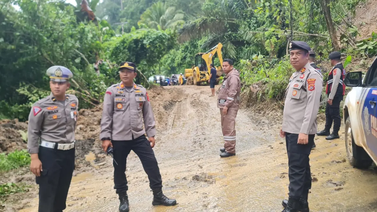 Jalan penghubung trans Sulawesi di Kabupaten Kolaka-Kolaka Timur, sempat putus. Saat ini, sudah bisa dilalui kendaraan.(Liputan6.com/Dok Polres)
