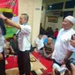 Tim Sukses Jokowi dan Prabowo di Banjarnegara saling mengalungkan sarung sebagai tanda damai dan rekonsiliasi usai pemiu. (Foto: Liputan6.com/Polres Banjarnegara/Muhamad Ridlo)