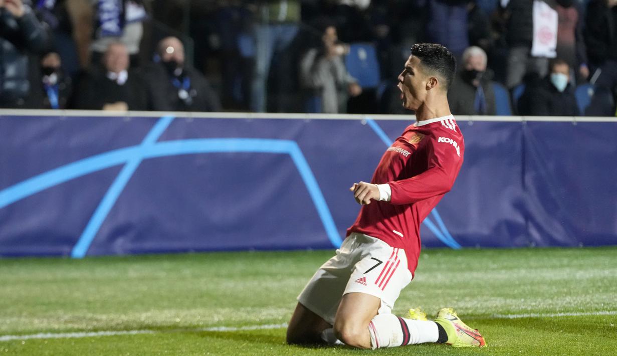 Berkat dua gol yang disumbangkan bintang asal Portugal itu The Red Devils berhasil menahan imbang Atalanta dengan skor 2-2. (AP/Luca Bruno)