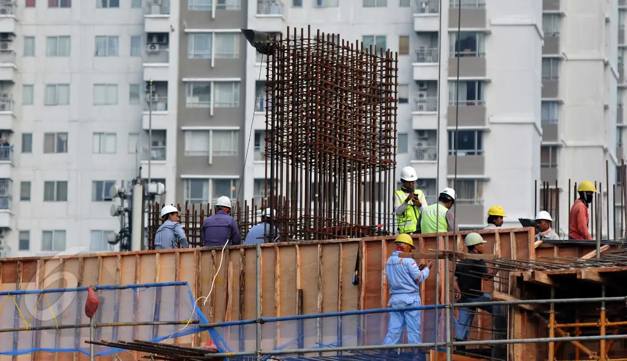 Pekerja menyelesaikan pembangunan gedung bertingkat di Jakarta, Rabu (10/6/2015). Kondisi perekonomian Indonesia pada kuartal I-2015 mengalami perlambatan dan berdampak pada pertumbuhan pasar properti. (Liputan6.com/Johan Tallo)