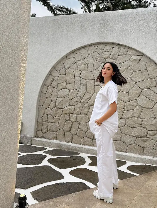 <p>Paduan kasual dan monochrome, tampil serba putih pun menarik. Gaya Ririn Ekawati yang mudah ditiru ini bisa kamu gunakan untuk outfit sehari-hari. [Instagram/ririnekawati]</p>