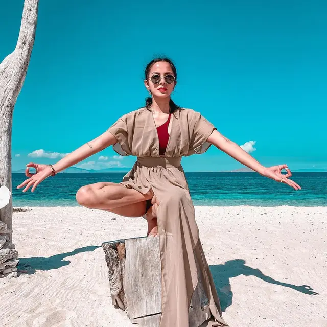 6 Potret Kirana Larasati saat Yoga di Alam Bebas, Makin Memesona
