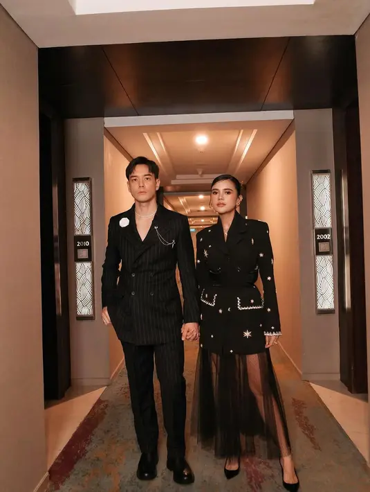 Audi Marissa memancarkan pesona semi maskulin dengan blazer dress hitam yang dihiasi aksen rok tulle dan bordiran bintang, memberikan sentuhan edgy sekaligus elegan. [@audimarissa].