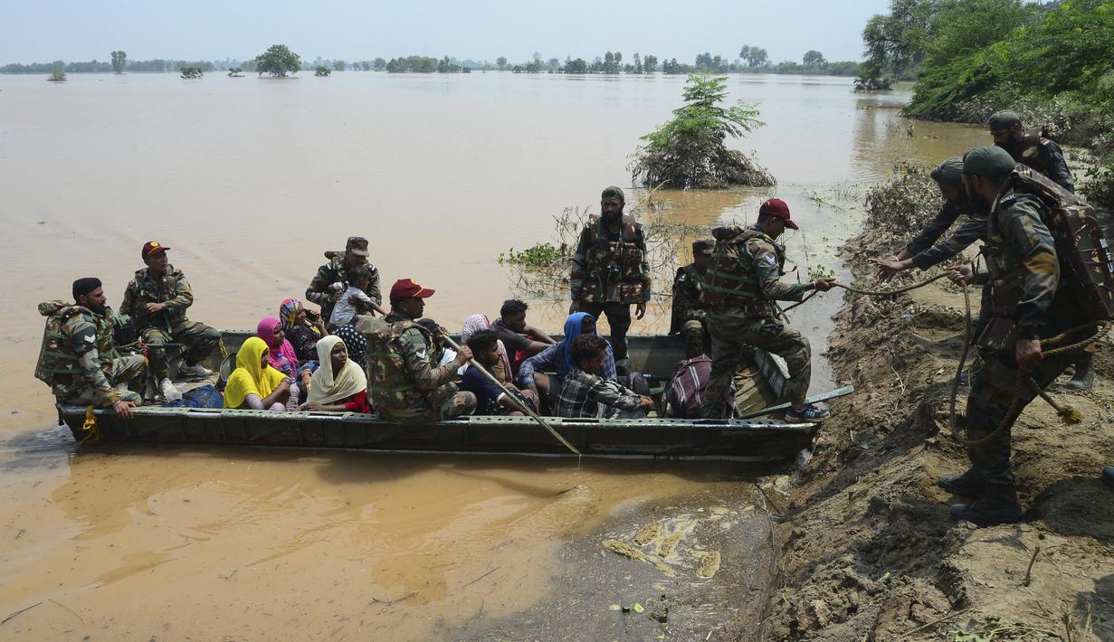 Hujan deras telah menghanyutkan kendaraan, menghancurkan bangunan, dan merobohkan jembatan di Himachal Pradesh, negara bagian yang paling parah terkena dampaknya. (AFP/Shammi Mehra)