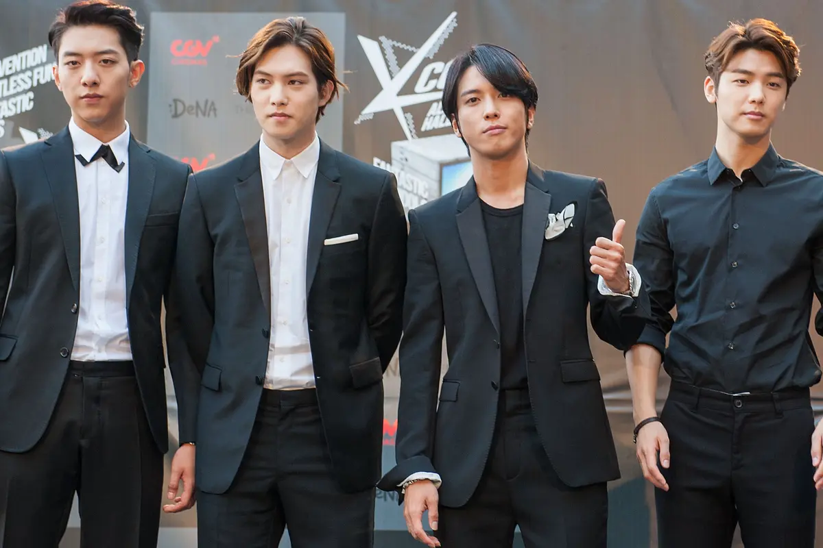 [Bintang] CNBLUE Nyanyi Bareng Fans di Music Connection