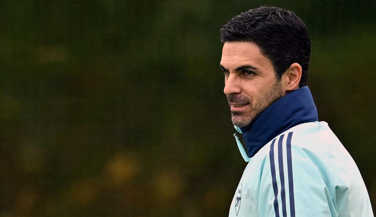 Pelatih Arsenal, Mikel Arteta memimpin latihan menjelang laga lanjutan Liga Champions melawan PSG di Arsenal Training Centre, Hertfordshire, Inggris, Selasa (01/10/2024). (AFP/Glyn Kirk)