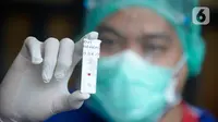 Petugas kesehatan mengambil sampel darah anggota KPPS saat rapid test Covid-19 di kantor Kelurahan Pondok Benda, Tangerang Selatan, Jumat (27/11/2020). Rapid test dilakukan guna mengantisipasi penyebaran Covid-19 saat pemungutan suara Pilkada Kota Tangerang Selatan 2020. (merdeka.com/Dwi Narwoko)