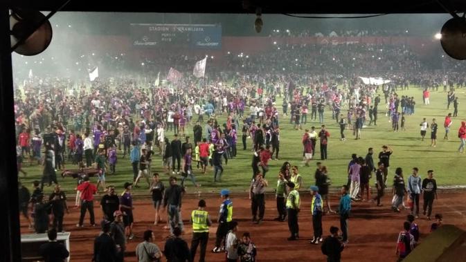 Suporter tumpah ruah merayakan pesta juara Persik Kediri di Stadion Brawijaya, Kediri, Sabtu (5/1/2019) malam. (Bola.com/Gatot Susetyo)
