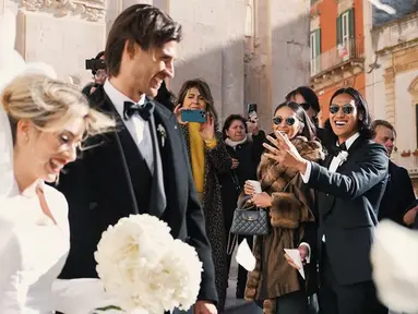 Acara pemberkatan pernikahan berlangsung khidmat di sebuah gereja yang indah di Italia. Setelah pemberkatan selesai, Antonio dan Antonella keluar dari gereja untuk menemui para tamu undangan yang hadir. Dengan senyum bahagia, mereka memamerkan cincin pernikahan yang melambangkan janji suci sebagai pasangan suami istri. (Liputan6.com/IG/@gelaelized)
