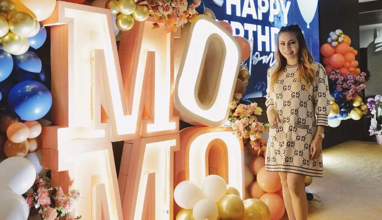 Momo Geisha tampil stylish dengan dress wol dari Gucci berwarna creme seharga Rp26,7jutaan [@therealmomogeisha]