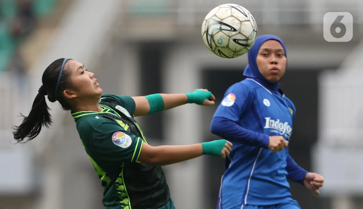 Pemain depan PS Tira-Kabo Kartini, Jesella Arifya Sari (kiri) berebut bola dengan gelandang Persib putri, Tia Darti saat leg 2 final Liga 1 Putri 2019 di Stadion Pakansari, Kab Bogor, Jabar, Sabtu (28/12/2019). Persib Putri juara Liga 1 Putri 2019 usai menang 3-1. (Liputan6.com/Helmi Fithriansyah)