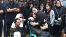 Lula Lahfah dikabarkan sedang dalam kondisi sakit. Masalah kesehatan tersebut sudah dialami Lula sejak beberapa waktu sebelumnya, bahkan ia sempat menghabiskan malam tahun baru di rumah sakit. Tampak dalam foto, Reza Oktovian atau lebih dikenal dengan panggilan Reza Arap bersama sejumlah kerabat dan sahabat saat menyaksikan pemakaman Lula Lahfah, di Tempat Pemakaman Umum (TPU) Rawa Terate, Cakung, Jakarta Timur, pada Sabtu (24/1/2026). (Kapanlagi.com/Budy Santoso)