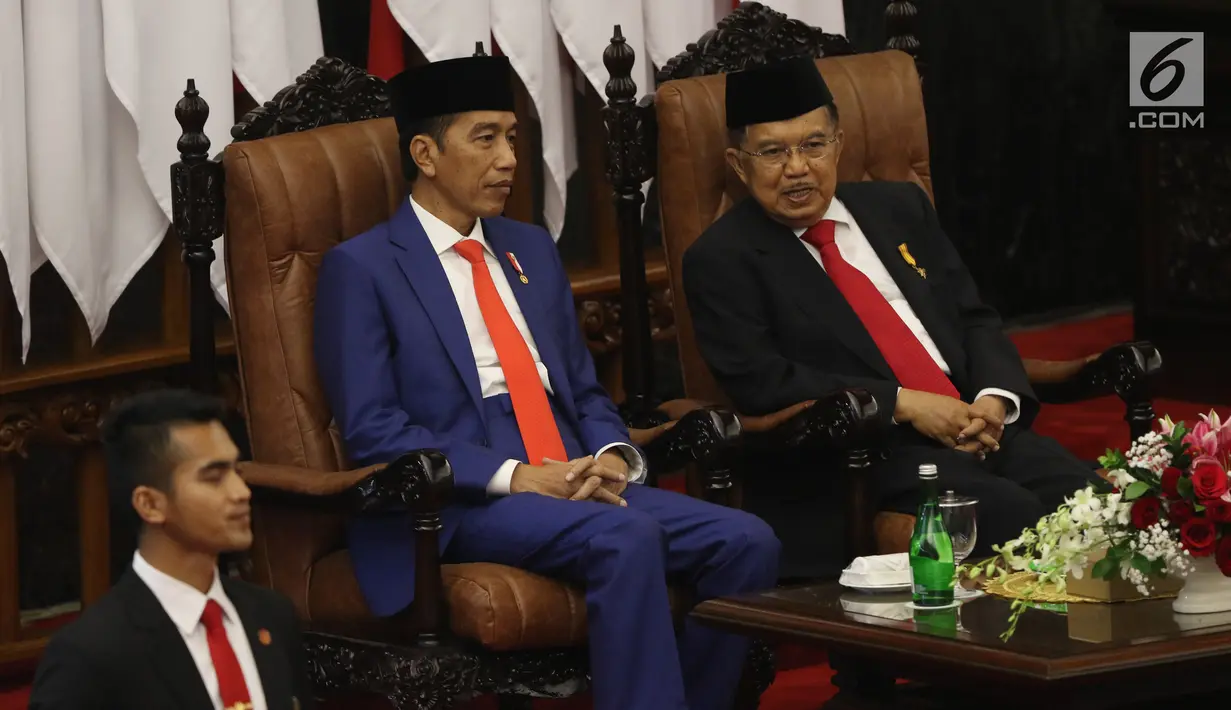 Presiden Joko Widodo didampingi Wakil Presiden Jusuf Kalla menghadiri sidang Tahunan MPR Tahun 2019 di Kompleks Parlemen, Senayan, Jakarta, Jumat (16/7/2019). Sidang tersebut beragendakan penyampaian pidato kenegaraan Presiden dalam rangka HUT Ke-74 Republik Indonesia. (Liputan6.com/Johan Tallo)