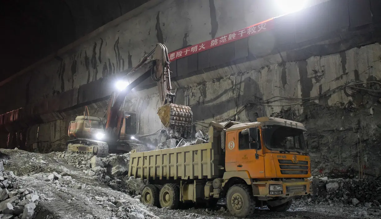 Aktivitas di lokasi pembangunan Stasiun Pembangkit Listrik Tenaga Pompa Fukang di Kota Fukang, Daerah Otonom Uighur Xinjiang, China, 15 Oktober 2020. Stasiun pembangkit listrik tenaga pompa pertama di Xinjiang itu memiliki total kapasitas terpasang sebesar 1,2 juta kilowatt. (Xinhua/Ding Lei)