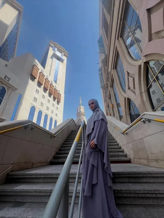 Dari samping, Tissa Biani tampil dengan wajah fierce berbalut dress beraksen ruffle [@tissabiani]