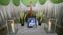 Foto mendiang Sri Puji, salah satu korban meninggal dalam serangan di Gereja Pantekosta, Surabaya, Jawa Timur, Senin (14/5). Bom bunuh diri menyerang tiga gereja di Surabaya pada Minggu, 13 Mei 2018. (AFP PHOTO/JUNI KRISWANTO)