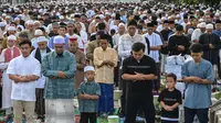 Sejak pagi hari, ribuan umat muslim memenuhi dua ruas jalan di kawasan Jatinegara, Jakart Timur yakni Jalan Jatinegara Barat dan Jalan Matraman Raya, Kelurahan Bali Mester. (BAY ISMOYO/AFP)