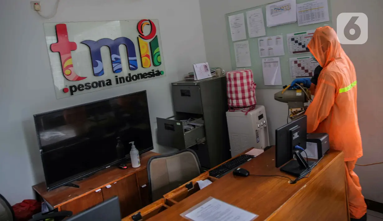 Petugas menyemprotkan cairan disinfektan di TMII, Jakarta, Rabu (18/3/2020). Penyemprotan dilakukan untuk mengantisipasi penyebaran virus corona COVID-19. (Liputan6.com/Faizal Fanani)