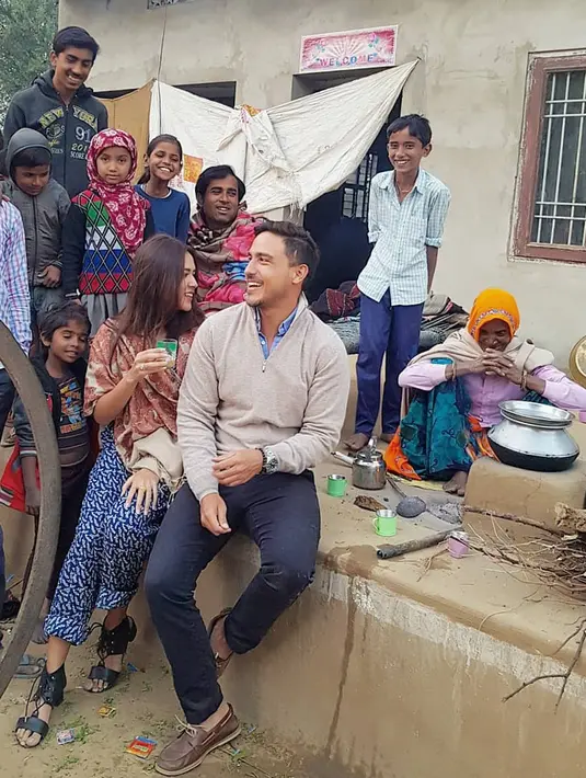 Selain salah satu tujuan ke India untuk ketemu Harimau Benggala di Aman i Khas, sebuah kamp margasatwa, keduanya juga ketemu dengan petani India. Hamish penasaran dengan petani di Perkebunan Mustard India. (Instagram/hamishdw)