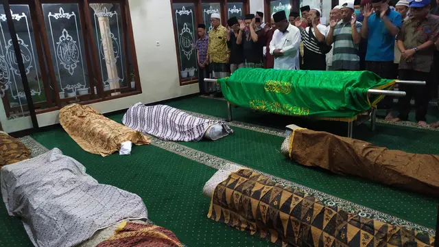 Jenazah korban kecelakaan bus di Tol Sumo disalatkan bergantian. (Dian Kurniawan/Liputan6.com)