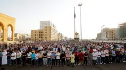 Umat muslim melaksanakan salat Idul Fitri di luar Masjid Mohammad al-Amin, Beirut, Lebanon, Selasa (4/6/2019). Selain Lebanon, sejumlah negara juga merayakan Hari Raya Idul Fitri hari ini. (ANWAR AMRO/AA/AFP)