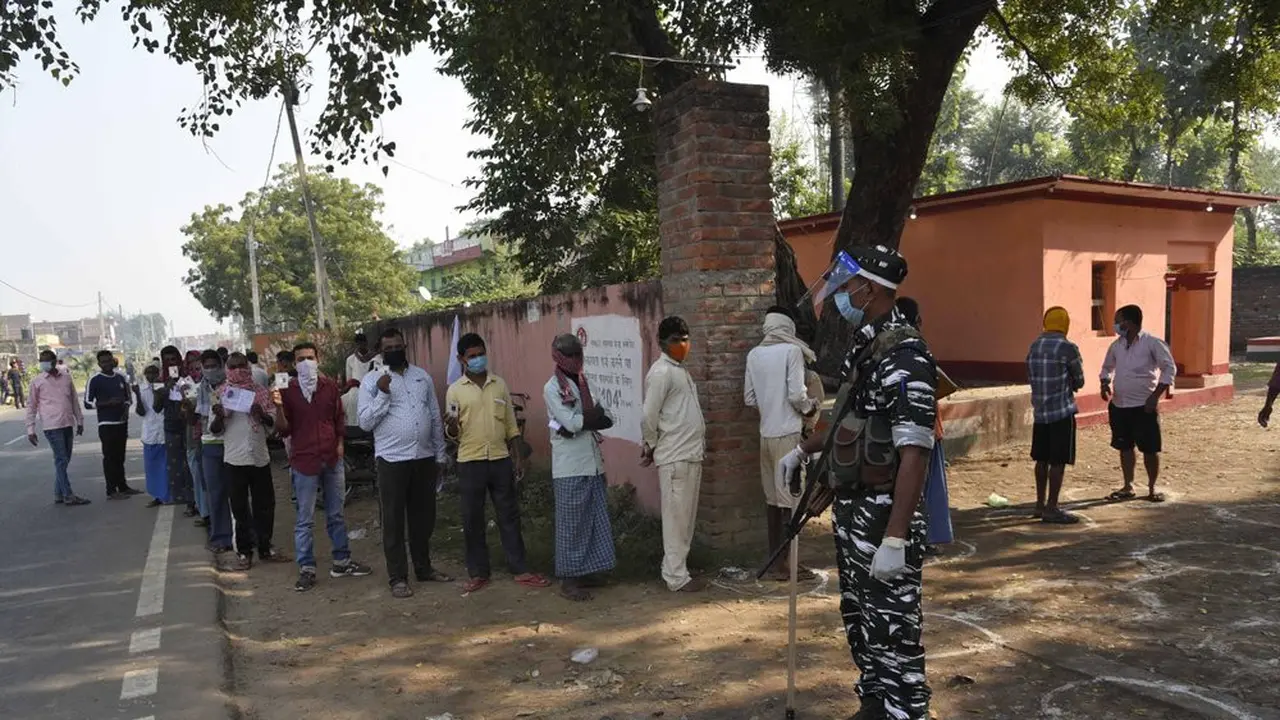 Warga di Paliganj, negara bagian Bihar, India timur, mengantre untuk menggunakan hak pilih mereka dalam pemilu daerah pada Rabu (28/10/2020). (AP Photo/Aftab Alam Siddiqui)