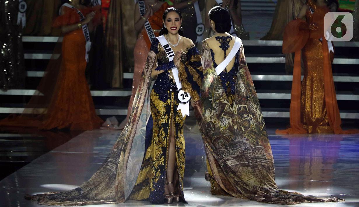 Puteri Indonesia 2022 terpilih Laksmi Shari De Neefe Suardana (kiri) saat Malam Puncak Grand Final Pemilihan Puteri Indonesia 2022 di Plenary Hall Jakarta Convention Center (JCC) Senayan, Jakarta, Jumat (27/5/2022). Laksmi Shari De Neefe Suardana terpilih menjadi Puteri Indonesia 2022. (Liputan6.com/Herman Zakharia)