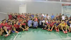 Wakil Presiden RI, Jusuf Kalla melakukan sesi foto bersama saat mengunjungi Pusat Latihan Pelatnas PBSI, Cipayung, Jakarta Timur,  (03/10/2017).  Hal ini terkait persiapan Asian Games 2018. (Bola.com/Nicklas Hanoatubun)
