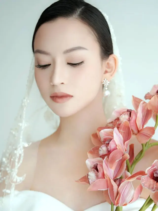 6 Potret Prewedding Karina Nadila Berkonsep Serba Putih, Tampil Elegan