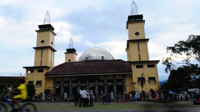 Masyarakat Garut berkumpul di depan Masjid Agung Garut untuk ngabuburit. 