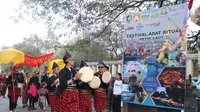 Kesenian  kahas  masyarakat Keluarahan Mandar meramaikan festival Kebangsaan (Istimewa)