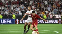 Striker AS Roma, Paulo Dybala melakukan shooting pada partai final Liga Europa 2022/2023 hari Kamis (01/06/2023) dini hari WIB melawan Sevilla. (Attila KISBENEDEK / AFP)