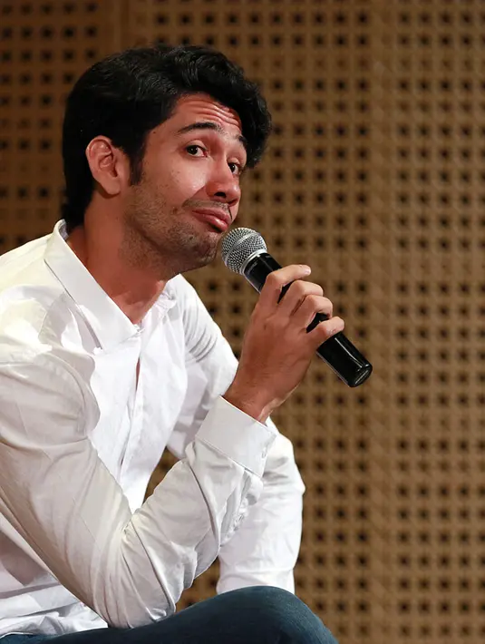 "Suka ga suka, ada sebuah kenyataan. Publik mampu justifikasi film lewat media sosial. Kecewa dengan tipikal masyarakat ini, dimana mereka merasa kecewa dengan film tanpa tonton filmnya terlebih dahulu," kata Reza Rahadian. (Deki Prayoga/Bintang.com)