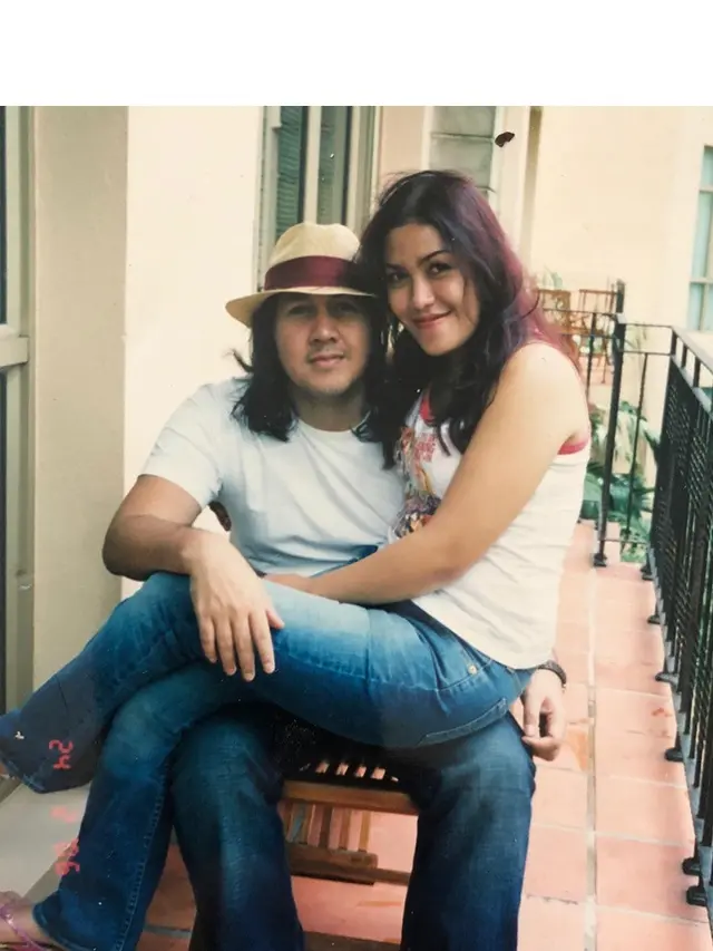 Jarang Tersorot, Ini 7 Momen Mesra David Bayu dan Sang Istri