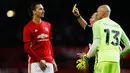 Wasit memberikan kartu kuning pemain MU, Zlatan Ibrahimovic saat pertandingan Piala Liga Inggris di Stadion Old Trafford, Manchester, Inggris (26/10). (Reuters/Jason Cairnduff)