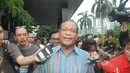 Mantan Gubernur Provinsi Papua, Barnabas Suebu memenuhi panggilan penyidik KPK, Jakarta, Kamis (12/2/2015). (Liputan6.com/Herman Zakharia)