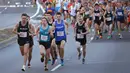 Beberapa peserta memimpin barisan lomba lari City2Surf Fun di Sydney, Australia, Minggu (13/8). Ribuan peserta lokal dan beberapa negara bersaing dalam trek sepanjang 14 kilometer tersebut. (AP Photo/Rick Rycroft)