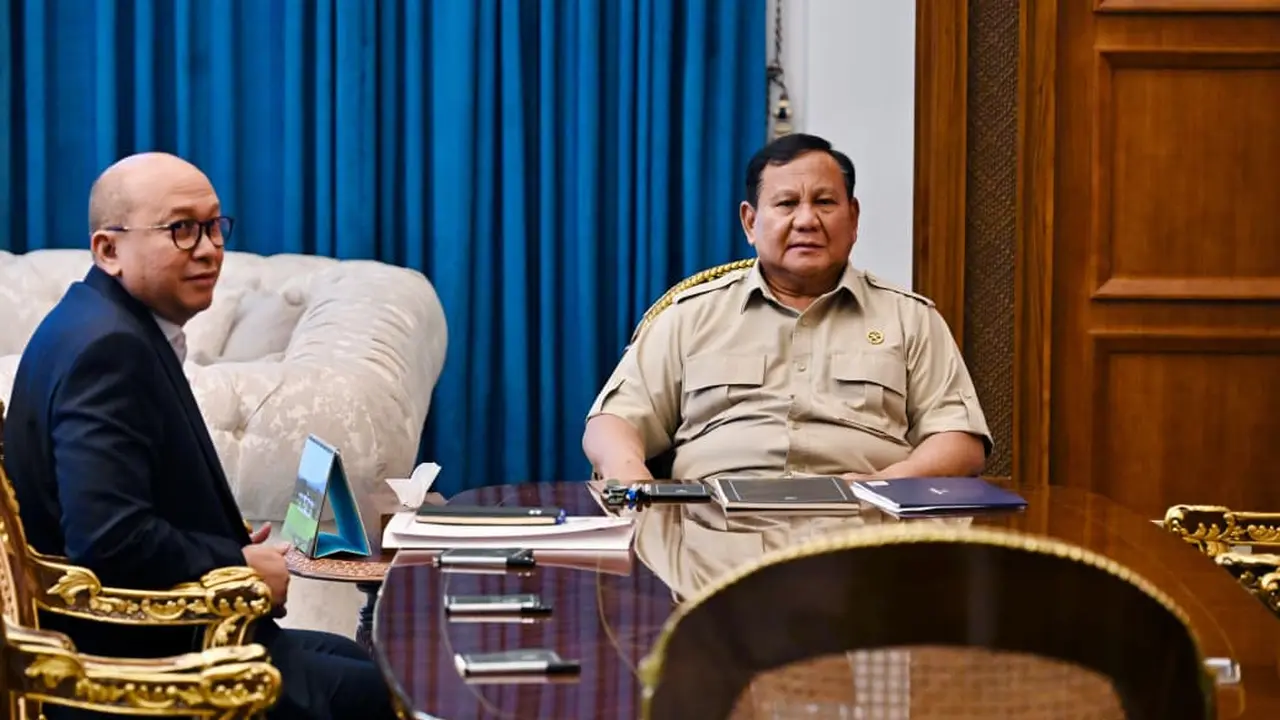 Presiden Prabowo Subianto menerima laporan dari Menteri Investasi dan Hilirisasi, Rosan Roeslani terkait capaian realisasi investasi pada kuartal pertama tahun 2026 (Biro Pers Sekretariat Presiden)