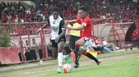 Gelandang serang PSM Makassar, Alex Silva berduel dengan kapten Bali United FC, Fadil Sausu dalam laga uji coba di Stadion Andi Mattalatta Mattoangin, Minggu (17/4/2016). (Bola.com/Abdi Satria)