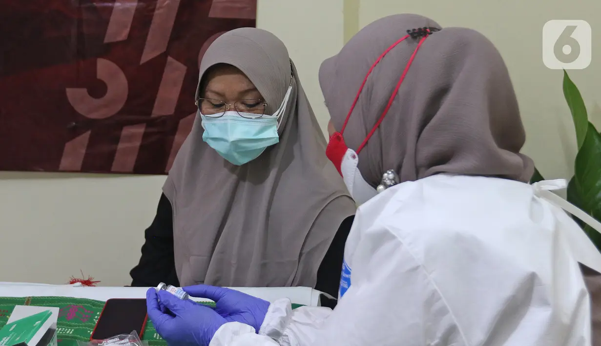Vaksinator memberikan penjelasan kepada tenaga kesehatan yang akan di vaksin dosis ketiga atau booster di RSUD Matraman, Jakarta, Jumat (6/8/2021). Pemberian vaksin dosis ketiga kepada tenaga kesehatan di Indonesia ditargetkan rampung pada pekan kedua Agustus 2021 (Liputan6.com/Herman Zakharia)