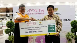 Deputy General Manager PT AEON Indonesia Eddy Effendy Irawan (kanan) secara simbolis menyerahkan donasi senilai 5 juta yen (sekitar Rp.650 juta) kepada Dirut BAZNAS Arifin Purwakananta (kiri) di Jakarta, Jumat (12/10). (Liputan6.com/HO/Arif)