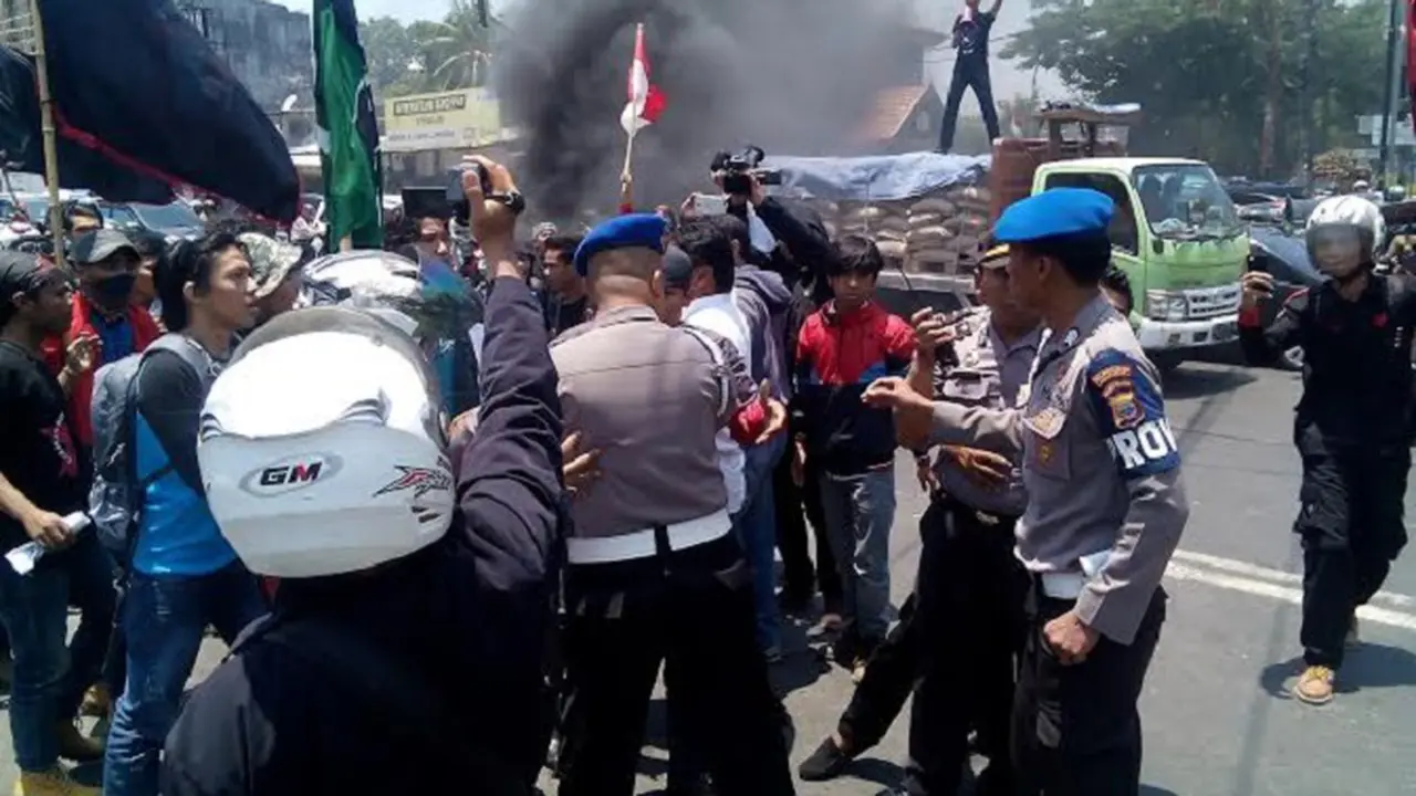 Mahasiswa dan Polisi di Makassar Saling Jambak  