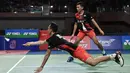 Ganda putra Indonesia, Fajar Alfian/Muhammad Rian Ardianto saat melawan  Takeshi Kamura/Keigo Sonoda pada final Korea Terbuka 2019 di Incheon (29/9/2019). Fajar /Rian menang atas Takeshi Kamura/Keigo Sonoda 21-16, 21-17. (AP Photo/Ahn Young-joon)