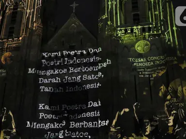 Pemutaran video mapping di Gereja Katedral menampilkan hasil Kongres Pemuda II atau yang dikenal dengan Sumpah Pemuda, Jakarta, Minggu (27/12/2019). Pemutaran video mapping ini untuk memperingati Hari Sumpah Pemuda ke-91 dan berlangsung hingga 28 Oktober. (Liputan6.com/Helmi Fithriansyah)